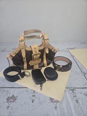Handbag With Free Accesories